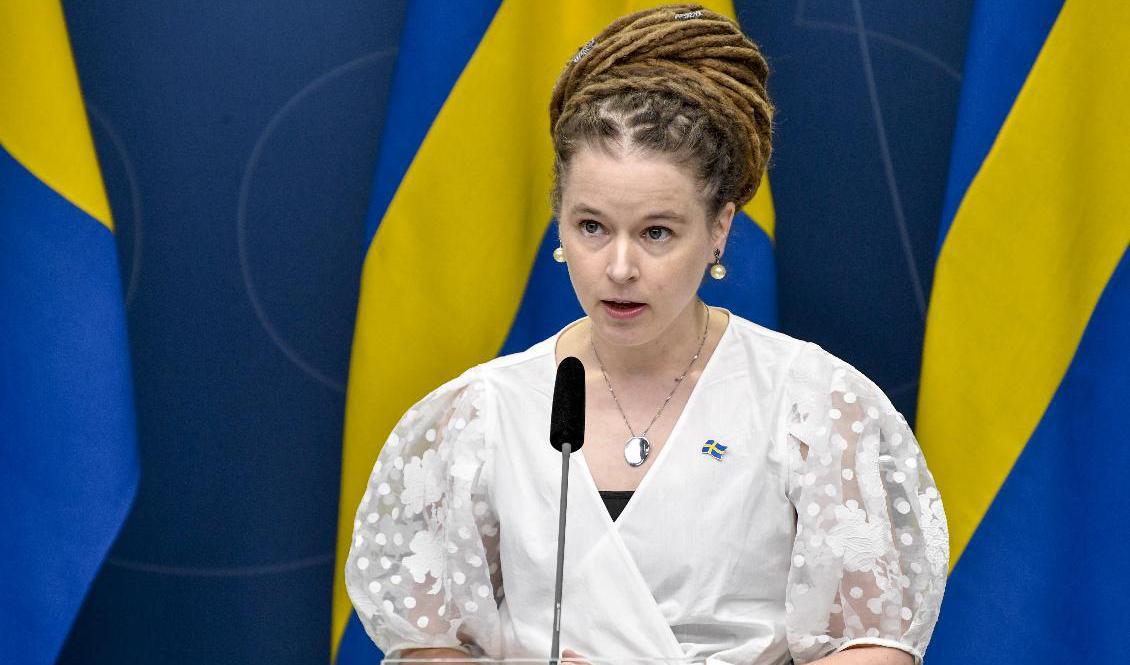 Kultur- och idrottsminister Amanda Lind (MP) välkomnar att EU-kommissionen godkänt regeringens stödpengar till medierna. Foto: Henrik Montgomery/TT-arkivbild