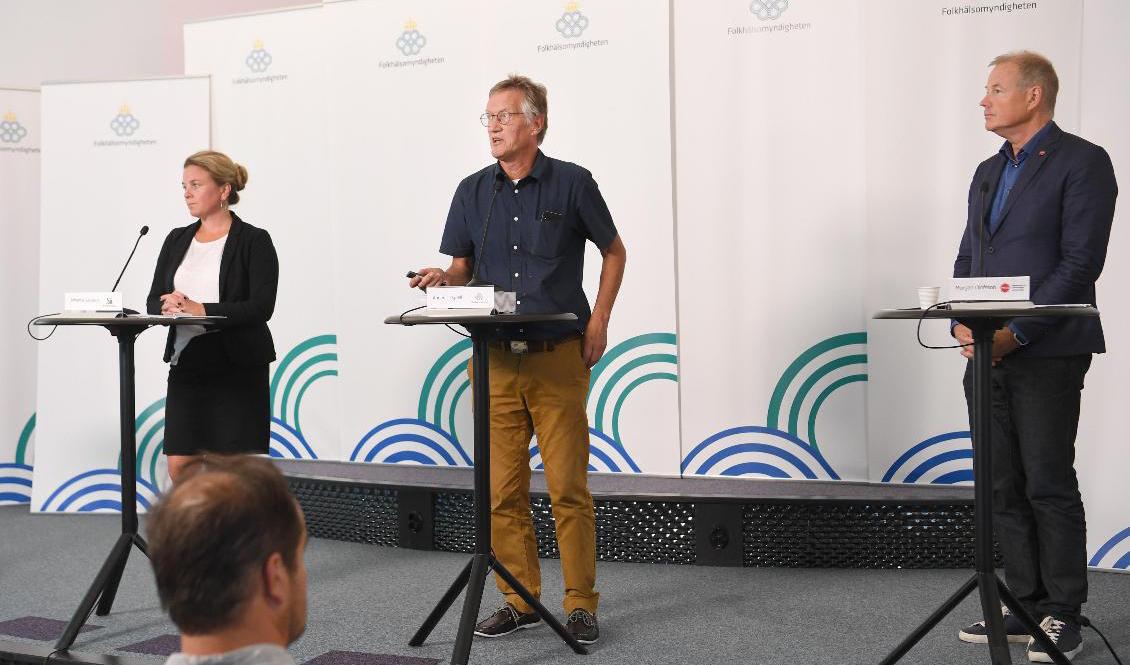 Johanna Sandwall, krisberedskapschef, Socialstyrelsen, Anders Tegnell, statsepidemiolog Folkhälsomyndigheten och Morgan Olofsson, kommunikationsdirektör, Myndigheten för samhällsskydd och beredskap under torsdagens myndighetsgemensamma pressträff om coronapandemin. Foto: Fredrik Sandberg/TT