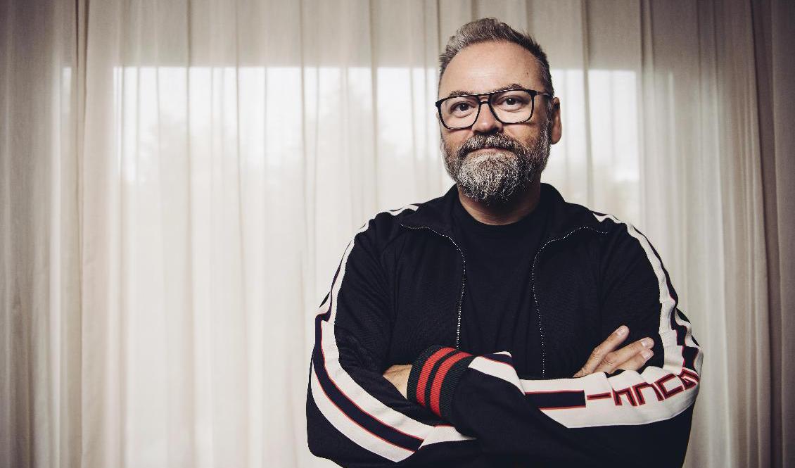 Den folkkäre programledaren Adam Alsing dog i våras. Foto: Erik Simander/TT-arkivbild