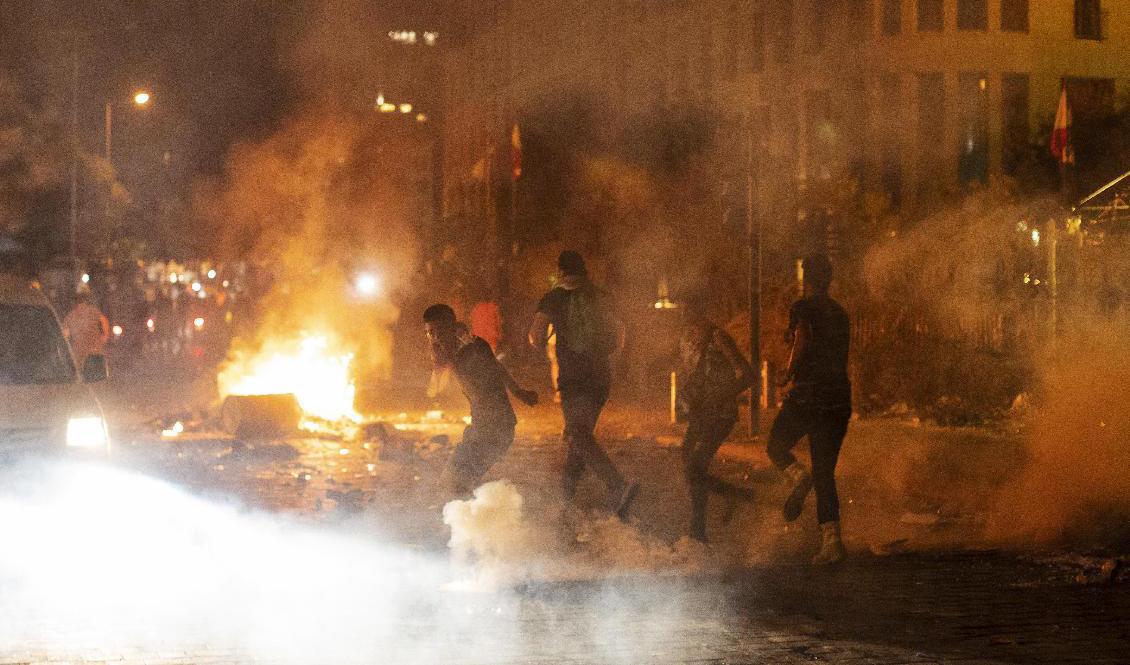 Kravallpolis använde tårgas mot demonstranter i Beirut, Libanon. Foto: Hassan Ammar/AP/TT