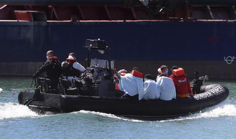 Migranter tas om hand i Dovers hamn tidigare i veckan. Foto: Gareth Fuller/AP/TT