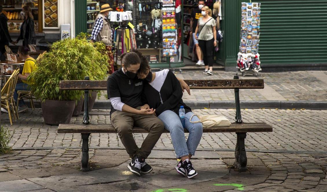 Två personer iförda munskydd med anledning av coronaviruset i centrala Bryssel. Nu blir det obligatoriskt med munskydd i huvudstadsregionen. Foto: Francisco Seco/AP/TT-arkivbild