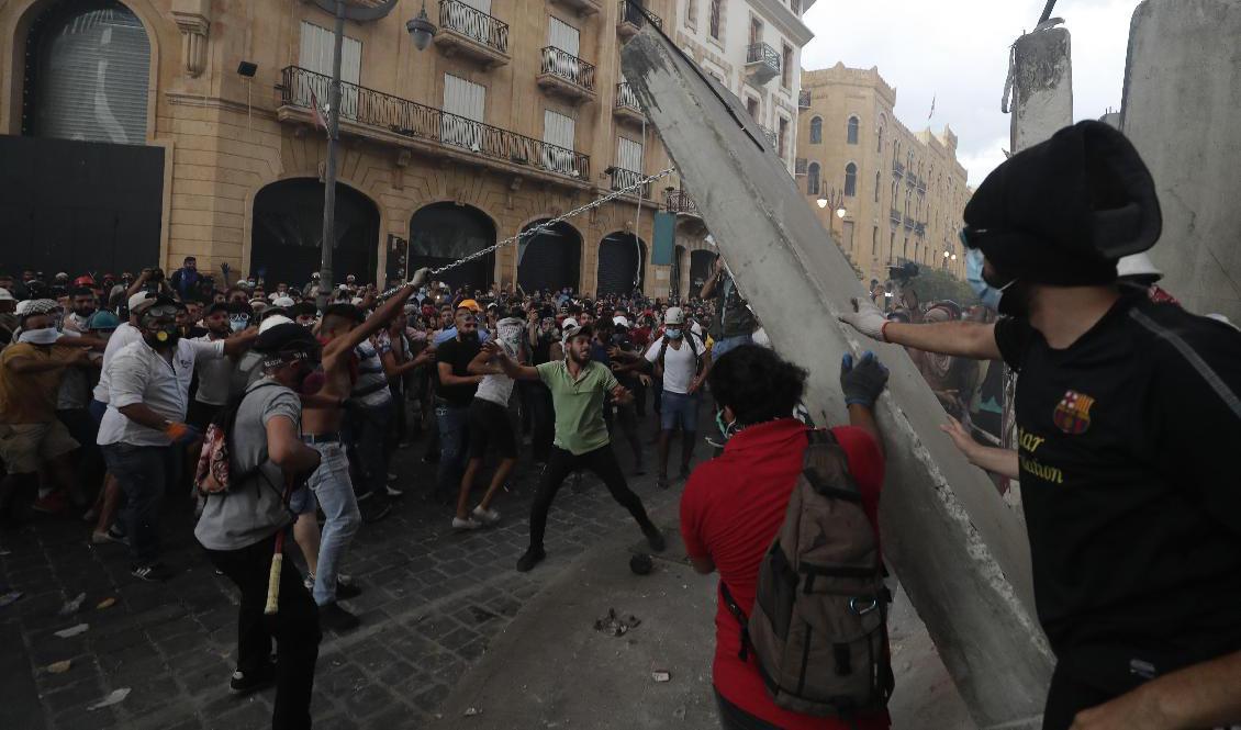 Demonstranter under protester i måndags vid en gata som leder fram mot parlamentsbyggnaden i Beirut. Foto: Hassan Ammar/AP/TT