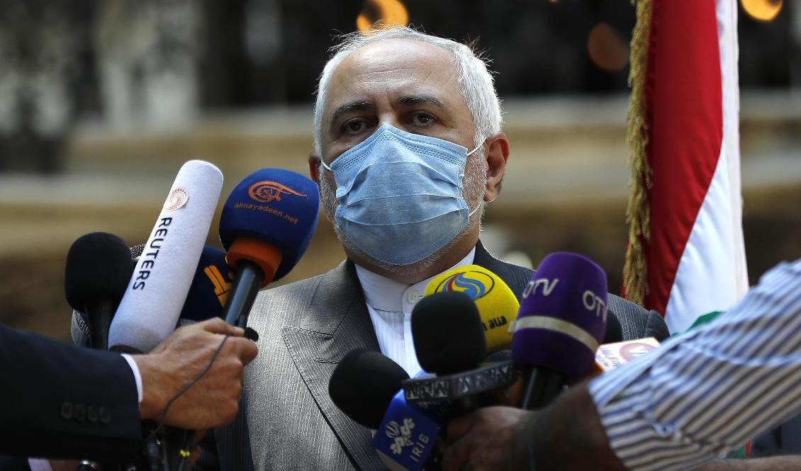 Irans utrikesminister Javad Zarif var en av de diplomater som under fredagen besökte förödelsens Beirut. Foto: Hussein Malla/AP/TT