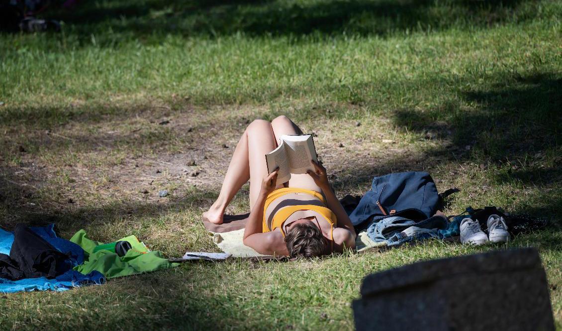 Fortsatt varmt i helgen i stora delar av landet, den som gillar att lapa sol bör passa på för redan nästa vecka kan molnen börja hopa sig. Foto: Stina Stjernkvist/TT-arkivbild