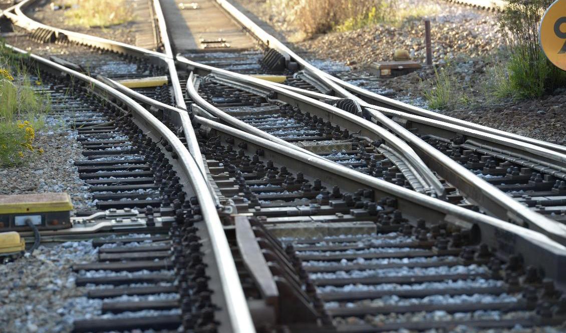 Det soliga och varma vädret gör att järnvägsrälsen riskerar att "bli som en orm", enligt Trafikverket. Foto: Fredrik Sandberg/TT-arkivbild