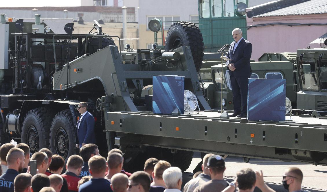 Belarus president Aleksandr Lukasjenko möttes av avgångskrav när han besökte arbetarna på fordonsfabriken i Minsk. Foto: Nikolai Petrov/Belta/handout/AP/TT