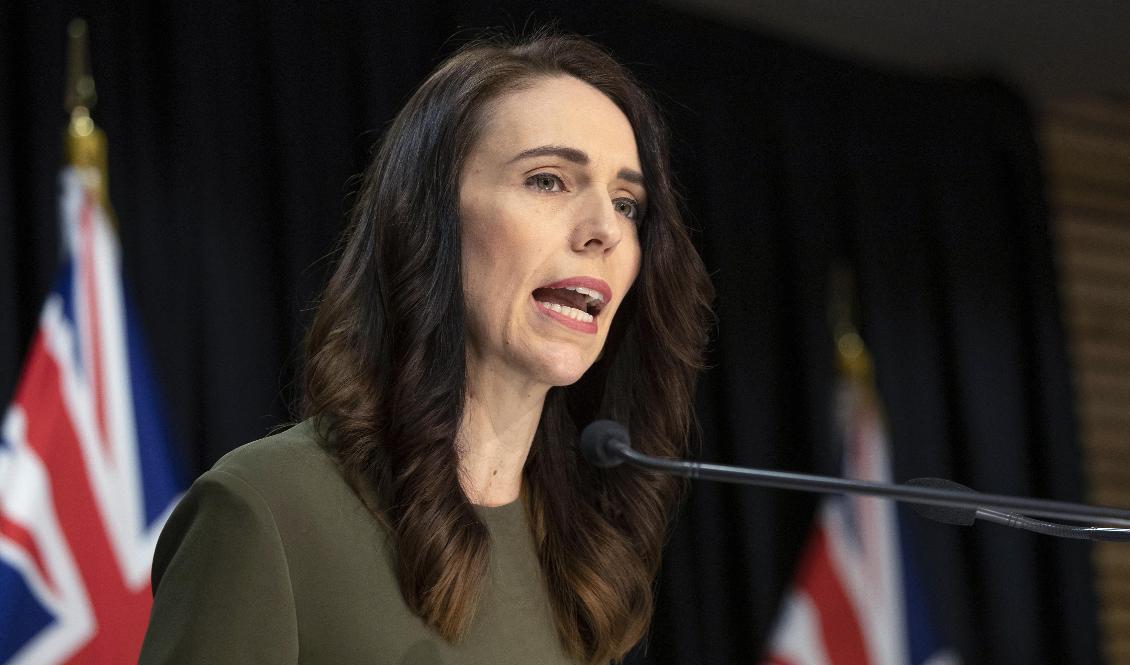 Nya Zeelands premiärminister Jacinda Ardern meddelar att landets parlamentsval skjuts upp till den 17 oktober. Foto: Mark Mitchell/AP/TT