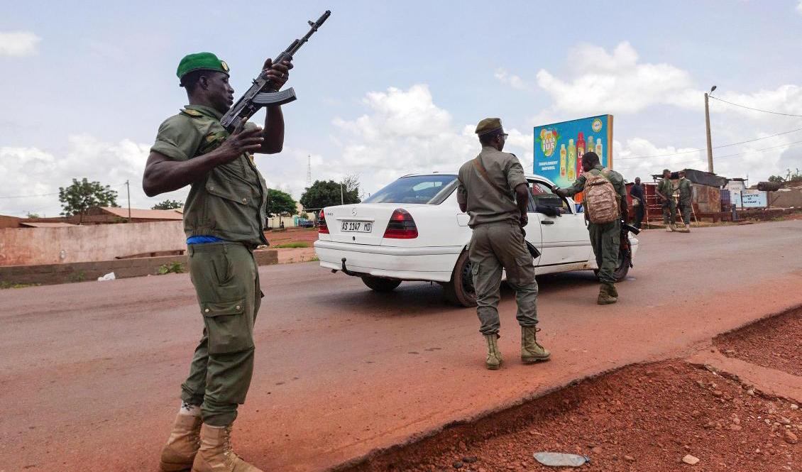 Soldater i garnisonsstaden Kati, utanför Malis huvudstad Bamako, sätter upp en vägspärr i anslutning till tisdagens myteri. Foto: Mohamed Salaha/AP/TT