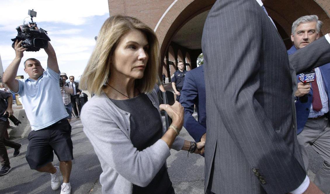 Lori Loughlin utanför en domstol i Boston förra året. Foto: Steven Senne/AP/TT-arkivbild