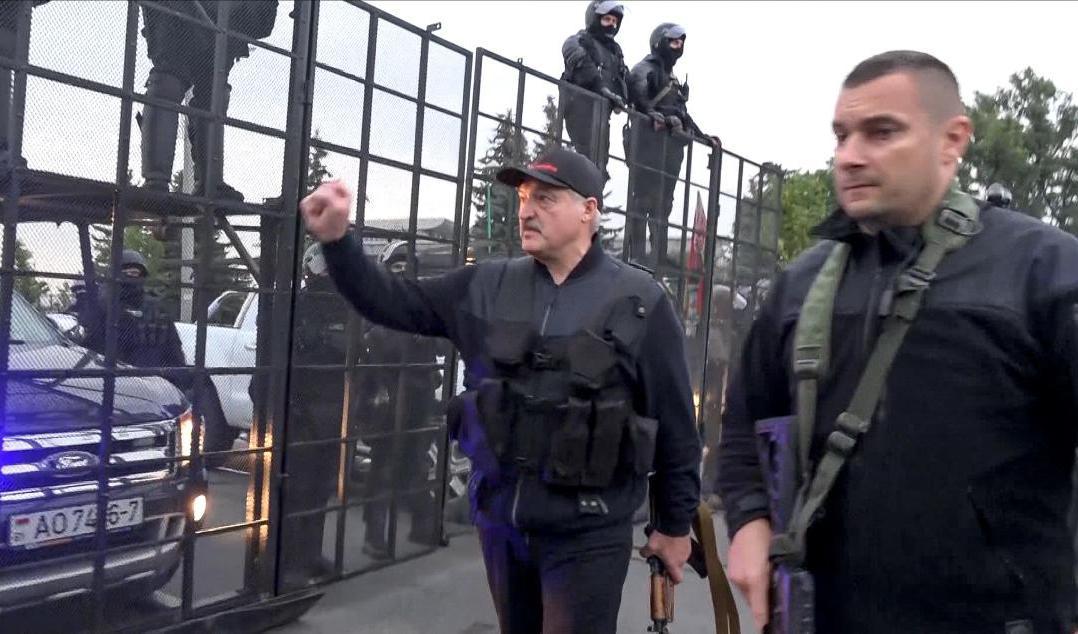 En stillbild från statlig belarusisk tv visar Aleksandr Lukasjenko, beväpnad och iförd skottsäker väst, nära presidentpalatset i Minsk den 23 augusti. Foto: AP/TT