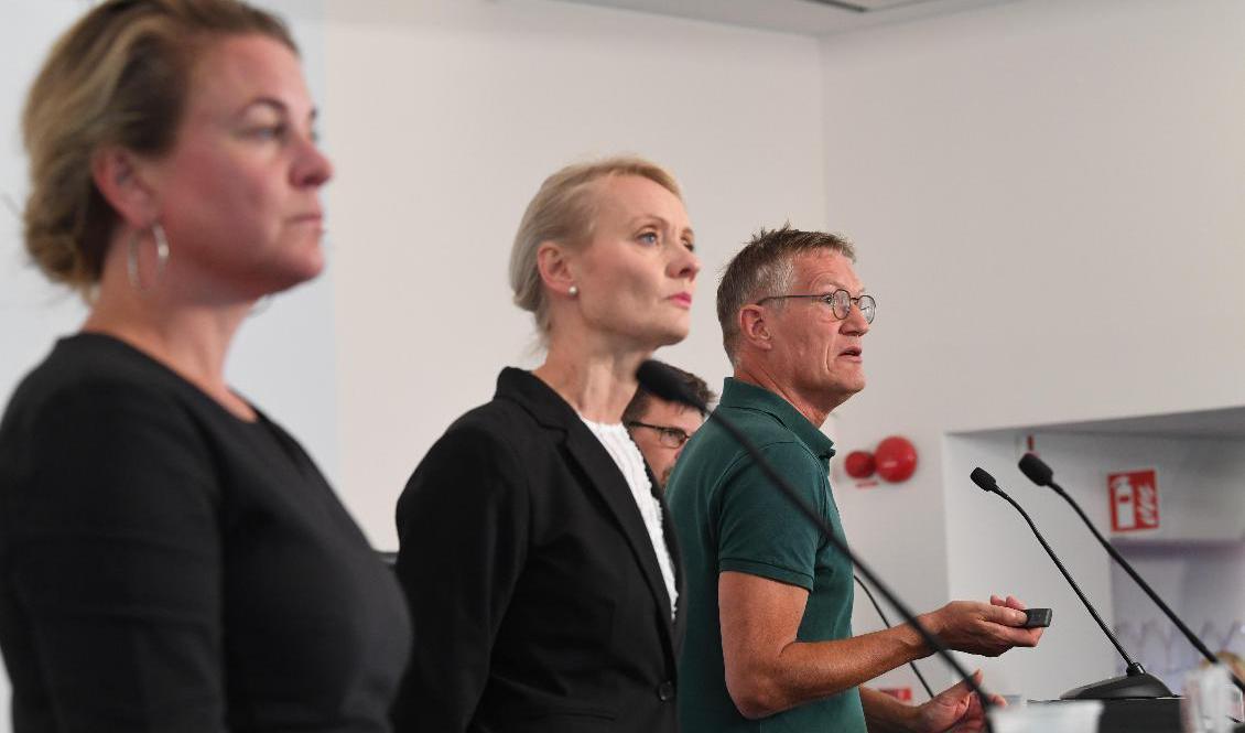 Johanna Sandwall, Socialstyrelsen, Karin Tegmark Wisell, Folkhälsomyndigheten, och Anders Tegnell, Folkhälsomyndigheten, på tisdagens pressträff. Foto: Fredrik Sandberg/TT