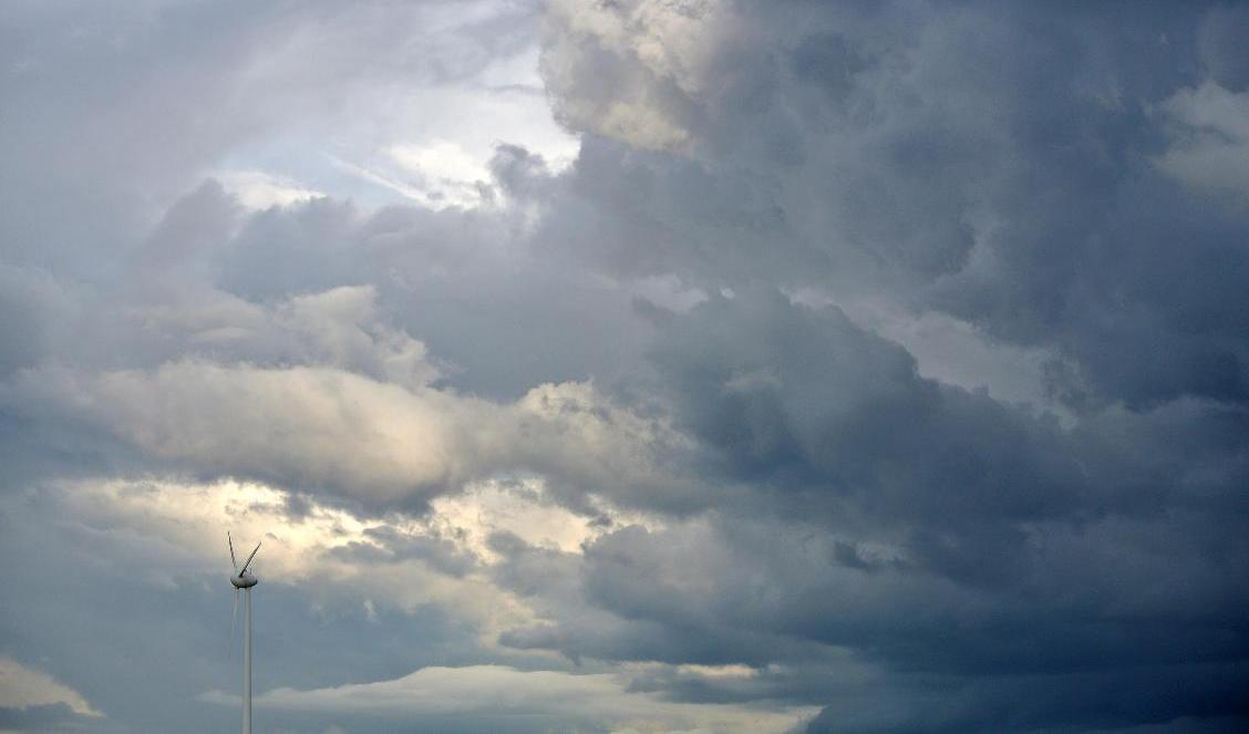 Södra Sverige kan vänta sig en blöt natt, morgondag och helg, enligt SMHI:s prognos. Och det är inte bara skurar och ostadigt väder som väntar i landet – utan även hösttemperaturer. Foto: Johan Nilsson/TT-arkivbild