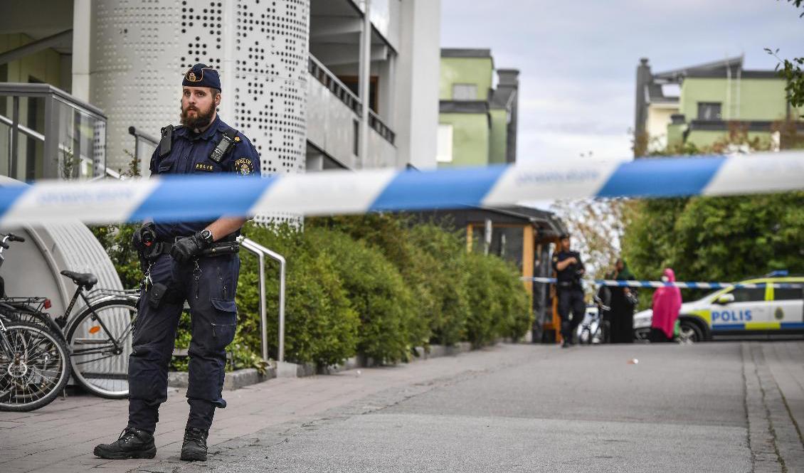 Den man som hittades skottskadad i Husby i norra Stockholm har avlidit på sjukhuset. Foto: Naina Helén Jåma/TT