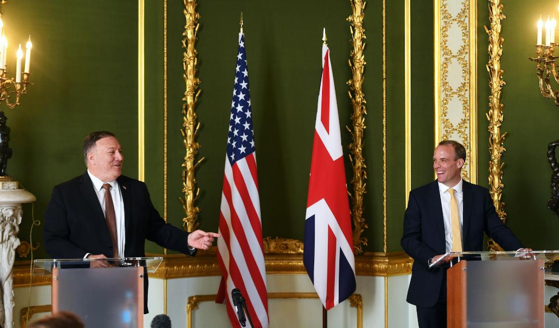 USA:s utrikesminister Mike Pompeo (vä) och Storbritanniens utrikesminister Dominic Raab (hö) under en gemensam presskonferens i Lancaster House, London, den 21 juli 2020. Foto:Peter Summers - WPA Pool/Getty Images
