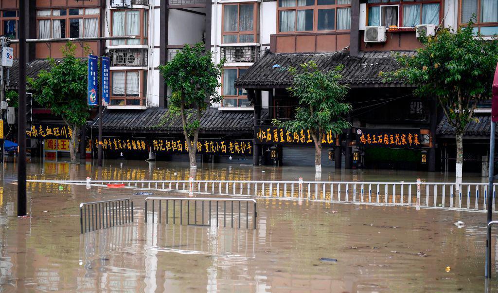 En översvämmad gata i Chongqing, en stad i sydvästra Kina, den 19 augusti 2020. Foto: STR/AFP via Getty Images