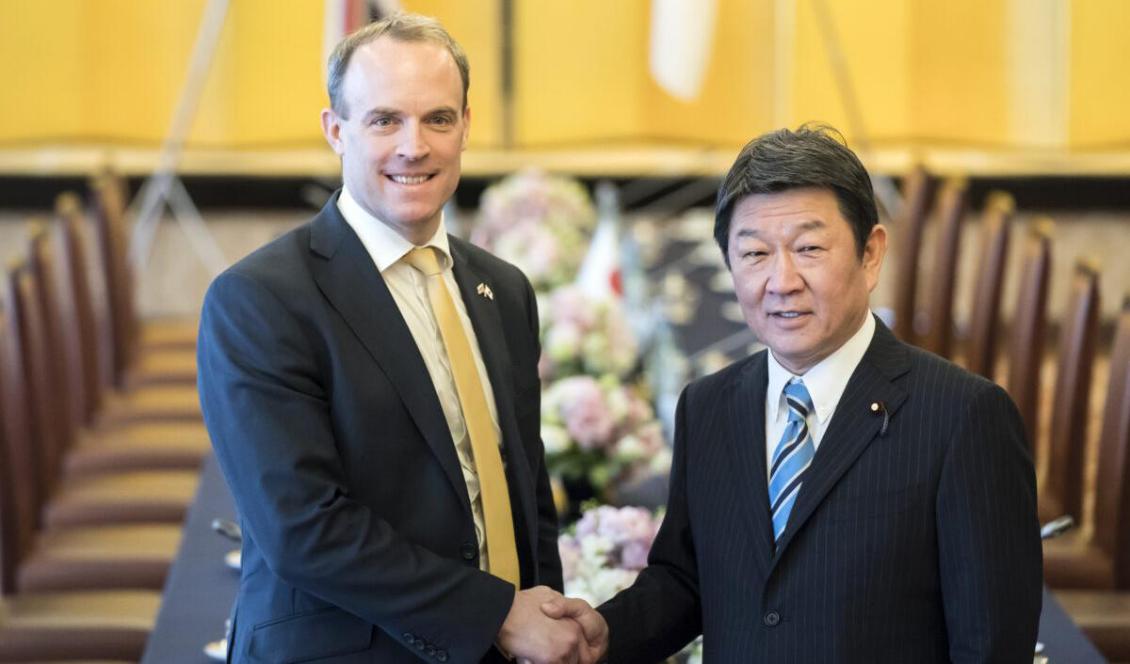 Storbritanniens utrikesminister Dominic Raab (vä) och Japans utrikesminister Toshimitsu Motegi skakar hand när de anländer till ett strategiskt möte för de båda ländernas utrikesministrar på Iikura Guest House i Tokyo, Japan, den 8 februari 2020. Foto: Tomohiro Ohsumi/Getty Images