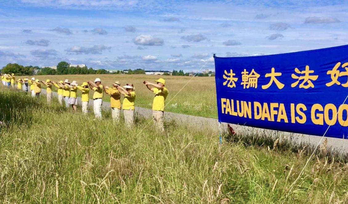 Under lördagen höll Falun Gong-utövare en manifestation utanför den kinesiska ambassaden i Stockholm i samband med årsdagen då Kinas regim började förfölja metoden för 21 år sedan. Den 18 juli 2020. Foto: Li Zhihe/Epoch Times