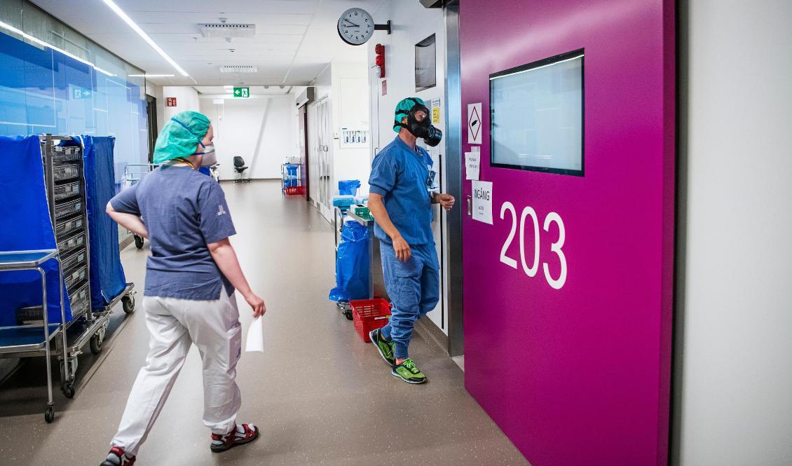 Sjukvårdspersonal på intensivvårdsavdelningen på Södersjukhuset den 11 juni 2020. Foto: Jonathan Nackstrand/AFP via Getty Images