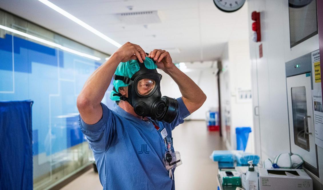 En sjukskötare tar på sig skyddsutrustning på Södersjukhuset i Stockholm den 11 juni 2020. Foto: Jonathan Nackstrand/AFP via Getty Images