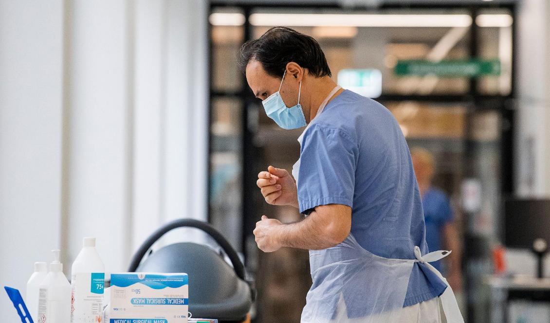 Sjukvårdspersonal tar på sig skyddsutrustning innan man tar emot en patient på intensivvårdsavdelningen på Danderyds sjukhus den 13 maj 2020. Foto: Jonathan Nackstrand/AFP via Getty Images