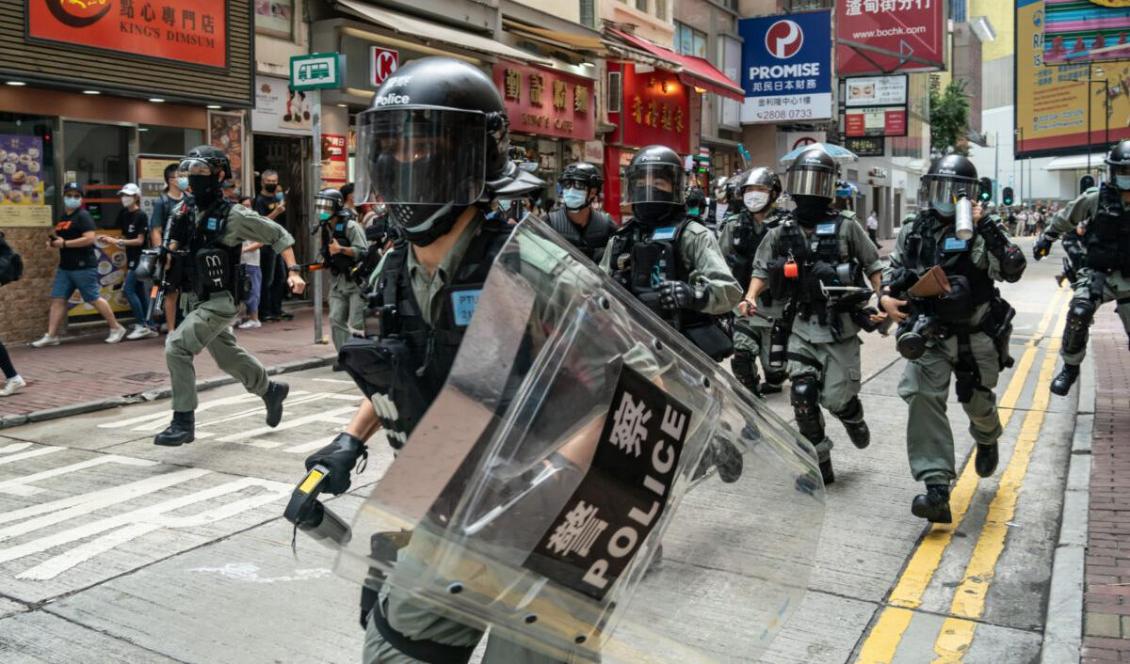 Kravallpolis springer i riktning mot demonstranter vid en protest i Hongkong den 1 juli 2020. Foto: Anthony Kwan/Getty Images