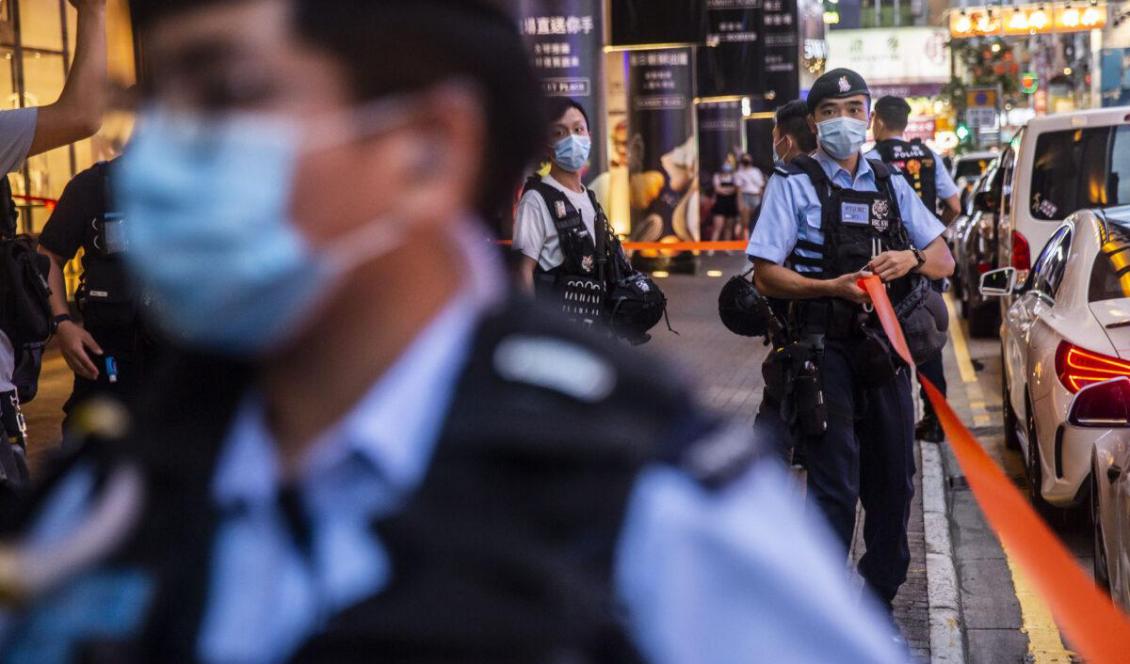 Trycket på oberoende journalister har ökat sedan Pekings nya säkerhetslag infördes i Hongkong. Bilden visar polis som sätter upp avspärrningar efter en demonstration för pressfrihet i Hongkong den 11 augusti 2020. Foto: Isaac Lawrence/AFP via Getty Images