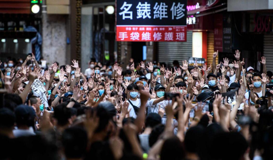 Hongkongbor har samlats för en demonstration mot den nya säkerhetslagen som Peking infört i Hongkong, den 1 juli 2020, på årsdagen av Storbritanniens överlämnande av staden till Kina. Foto: Anthony Wallace/AFP via Getty Images