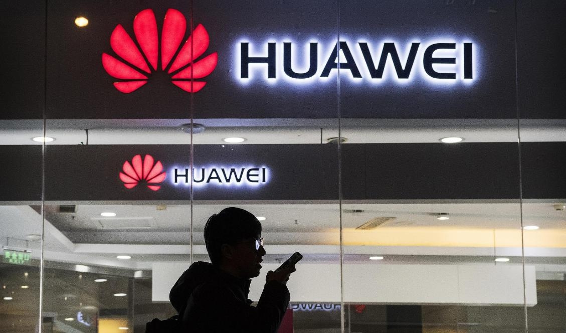 En man går förbi en Huawei-butik i Peking i Kina den 29 januari 2019. Foto: Kevin Frayer/Getty Images