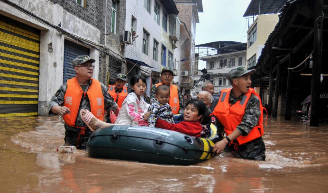 Den här bilden togs den 28 juni 2020, och visar hur räddningspersonal evakuerar boende i ett område i Kinas sydvästra provins Chongqing, som svämmat över efter den senaste tidens kraftiga regnoväder. Foto: STR/AFP via Getty Images.