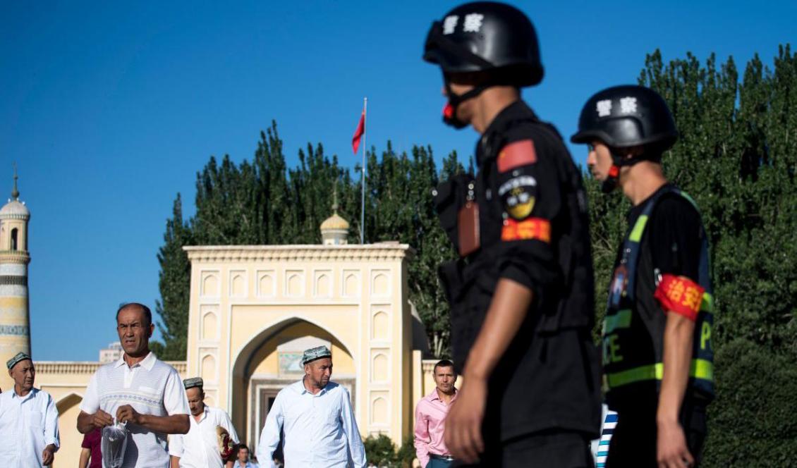 Kinesisk polis patrullerar i staden Eid al-Fitr i Kashgar i Kinas västra Xinjiangregion, den 26 juni 2017. Foto: Johannes Eisele/AFP/Getty Images