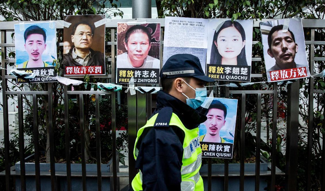 






En polisman går förbi plakat av frihetsberövade människorättsaktivister, däribland medborgarrättsadvokaten Xu Zhiyong, vid Kinas sambandskontor i Hongkong den 19 februari 2020. Foto: Isaac Lawrence/AFP via Getty Images                                                                                                                                                                                                                                                                                                                    