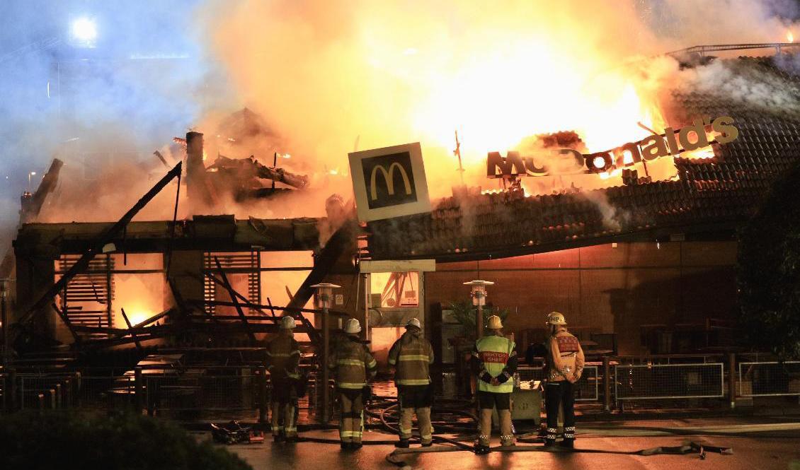 Vid tvåtiden i natt började det brinna i en McDonaldsrestaurang i Östberga i södra Stockholm. Foto: Dennis Glennklev/TT