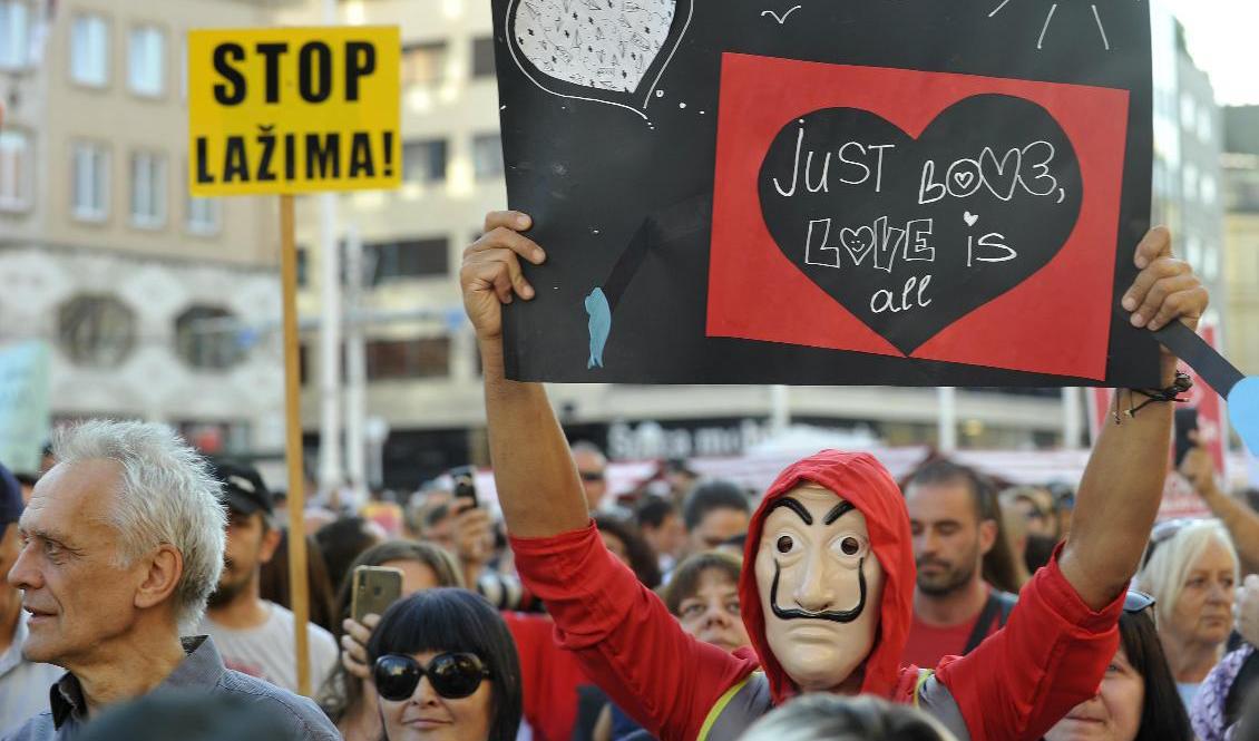 En stor protest i Zagreb mot smittskyddsrestriktioner på lördagen. Foto: AP/TT