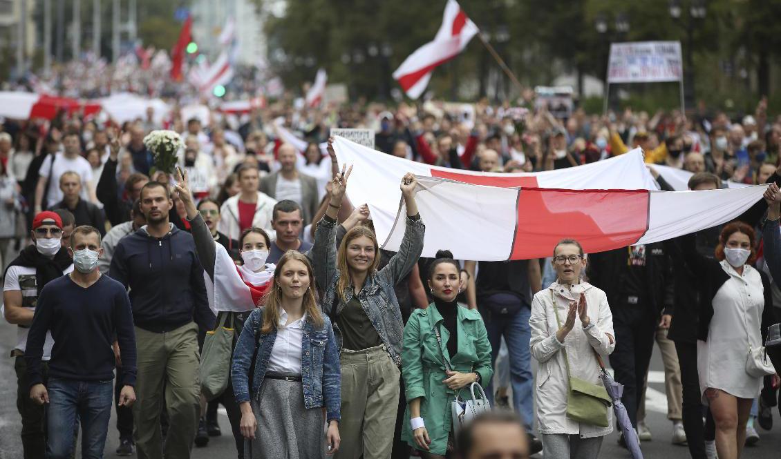Tiotusentals deltog i söndagens demonstration i Minsk, Belarus. Foto: AP/TT