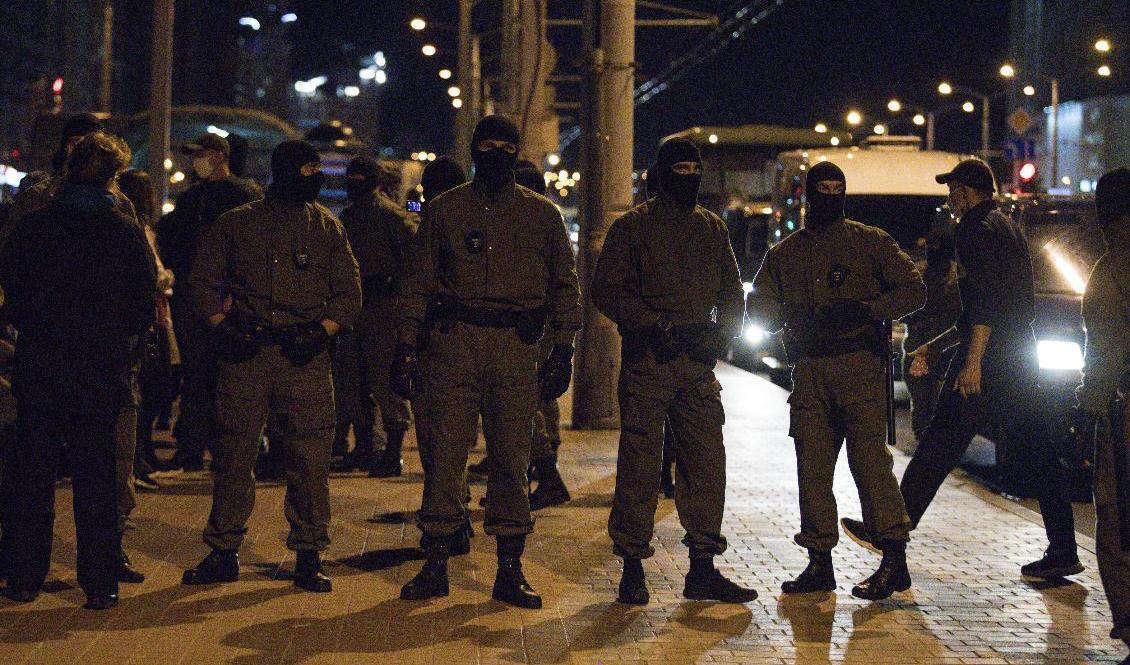 Belarusisk polis stoppar demonstranter i Minsk under onsdagen. Foto: AP/TT