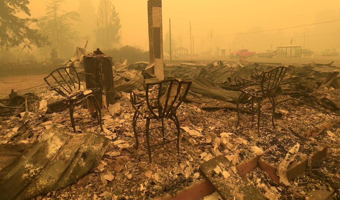 Allt som återstår vid postkontoret i samhället Gates i Oregon är tre stolar. Foto: Mark Ylen/AP/TT