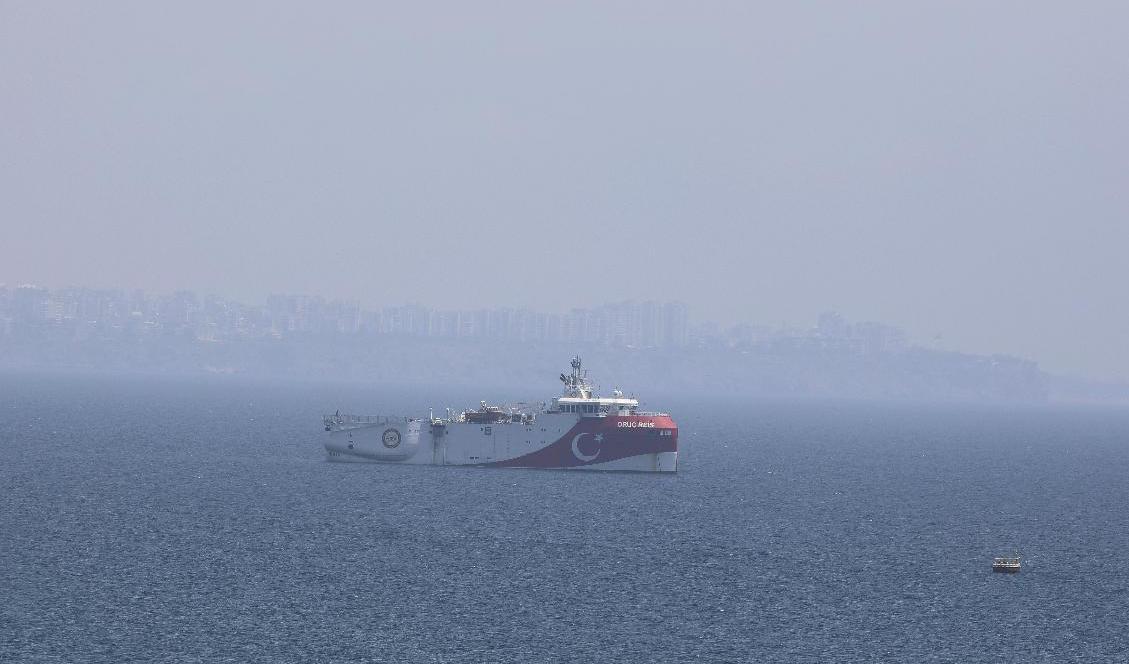 Det turkiska forskningsfartyget Oruç Reis under ett tidigare uppdrag utanför Antalya i Juli. Arkivbild. Foto: Burhan Ozbilici/AP/TT