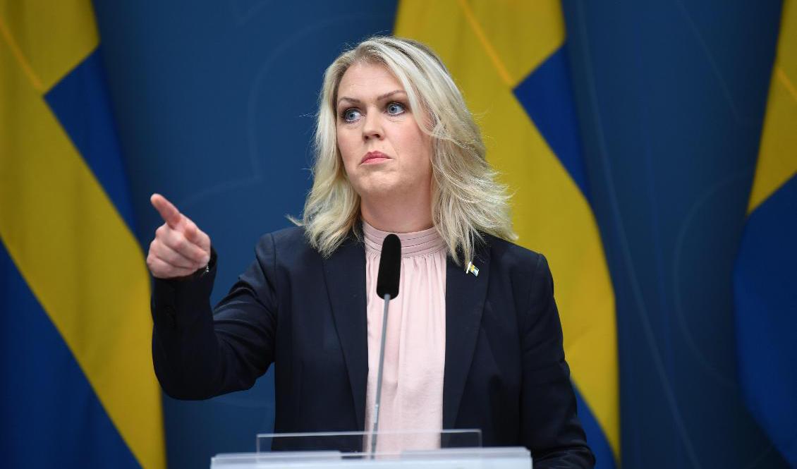 Det nationella besöksförbudet på äldreboenden upphör från 1 oktober, meddelar socialminister Lena Hallengren (S) på en pressträff. Foto: Fredrik Sandberg/TT