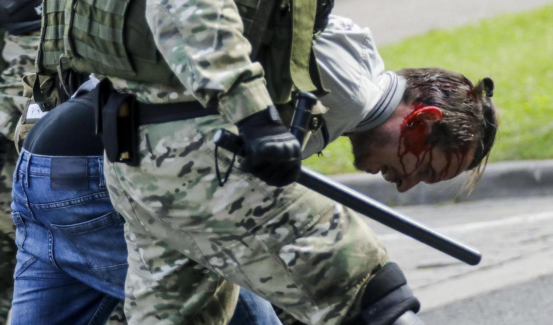 Poliser anklagas för att ha använt sina batonger mot mängder av människor. Övervåldet har varit enormt, enligt människorättsorganisationer. Bilden är tagen den 13 september. Foto: AP/TT