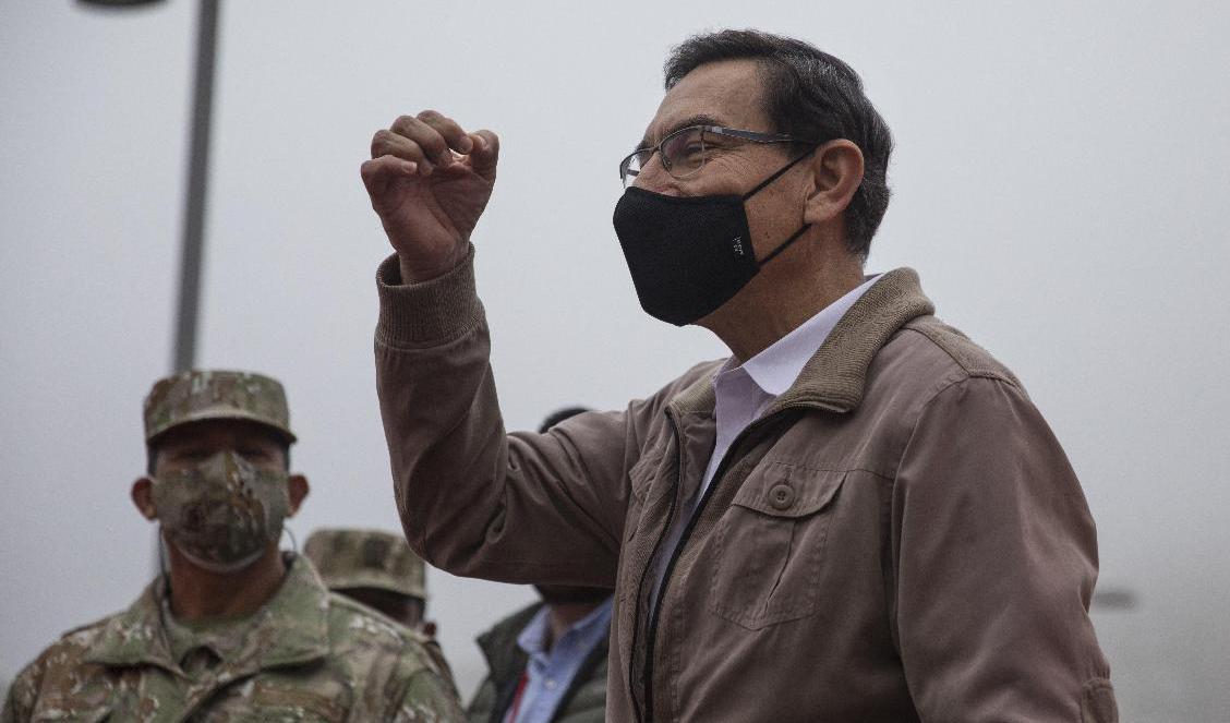 Perus president Martín Vizcarra talar till anhängare tidigare i september. Foto: Rodrigo Abd/AP/TT