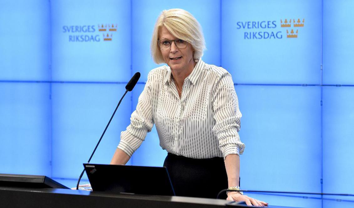 – Det här är en budget som skuldsätter det svenska folket utan att lösa de stora problem som Sverige har med kriminalitet och hög arbetslöshet, säger Elisabeth Svantesson, M:s ekonomisk-politiska talesperson. Foto: Jessica Gow/TT