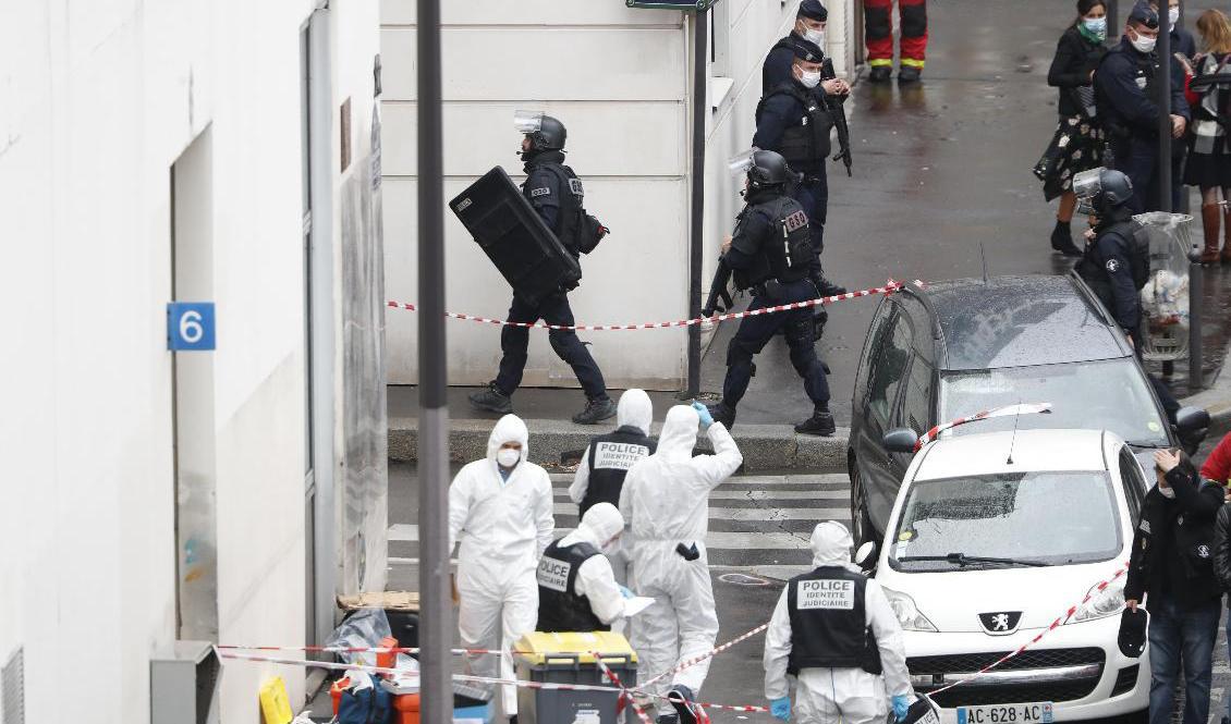 Polis utanför satirtidskriften Charlie Hebdos tidigare lokaler i elfte arrondissementet i östra Paris där fredagens knivattack ägde rum.  Foto: Thibault Camus/AP/TT