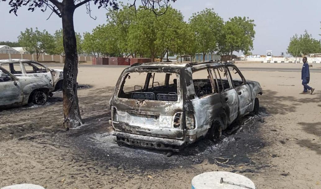 Islamistiska terrorister har trappat upp sina attacker mot militära och civila mål runt Tchadsjön. På bilden syns utbrända bilar från en attack i Monguna i nordöstra Nigeria i juni. Foto: UNDSS/OCHA/AP/TT