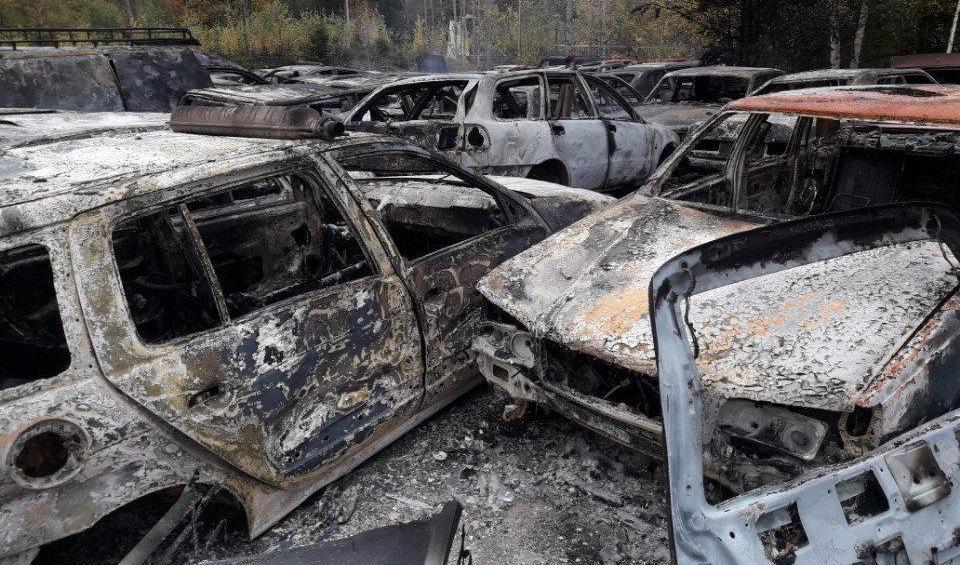 Flera bilar totalförstördes i en brand i Nordmaling i natt. Nu ska en miljöinspektör göra en bedömning av eventuella miljökonsekvenser. Foto: Räddningstjänsten Nordmaling