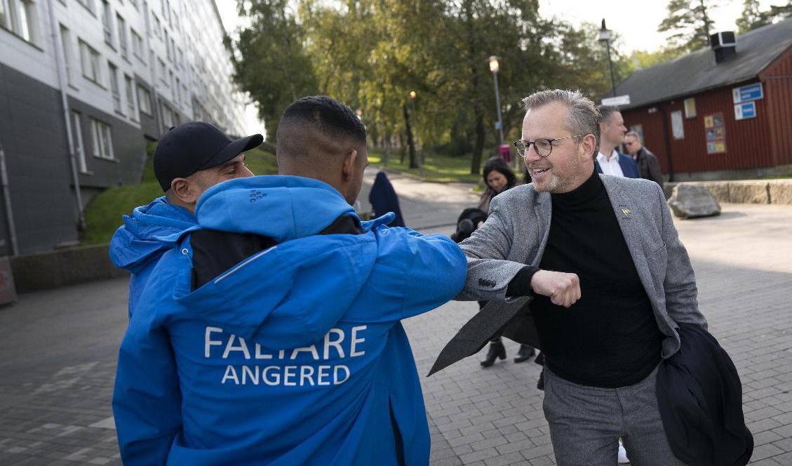 Mikael Damberg var på måndagen på studiebesök i Hjällbo och Hammarkullen, i Angered i nordöstra Göteborg. Foto: Björn Larsson Rosvall/TT