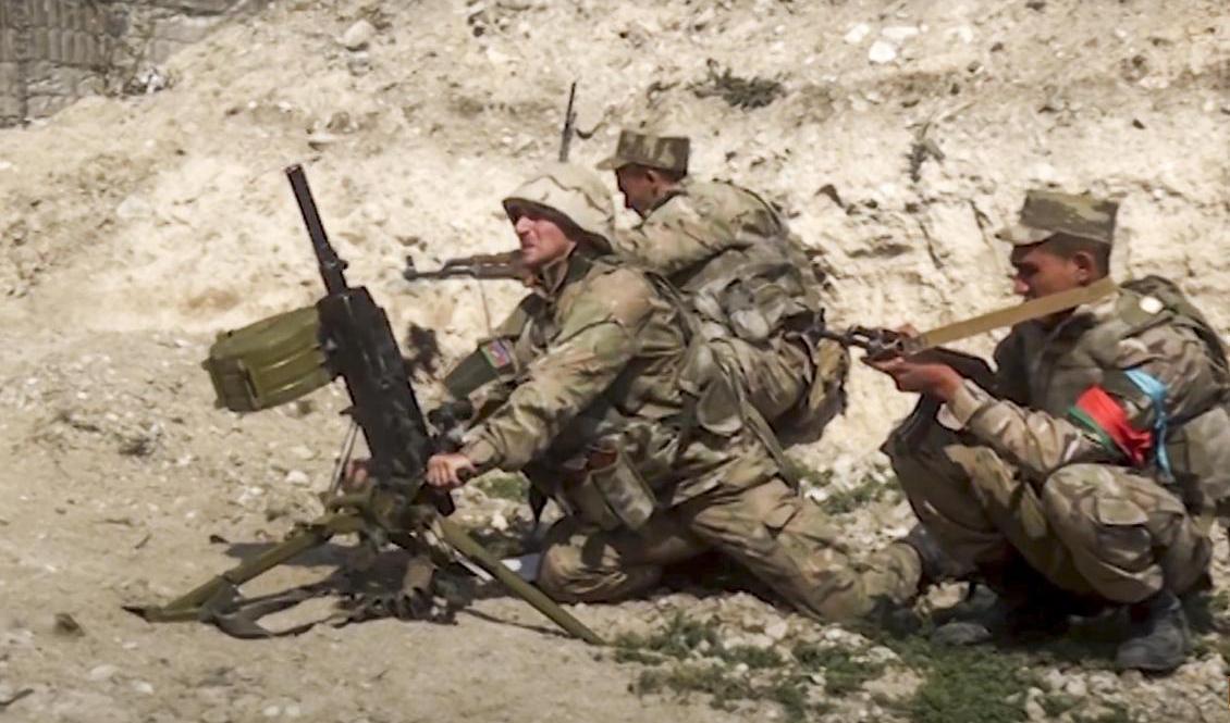 


Azeriska soldater vid stridslinjen i konflikten kring Nagorno-Karabach. En stillbild från det azeriska försvarsdepartementets video. Foto: AP/TT                                                                                                                                    