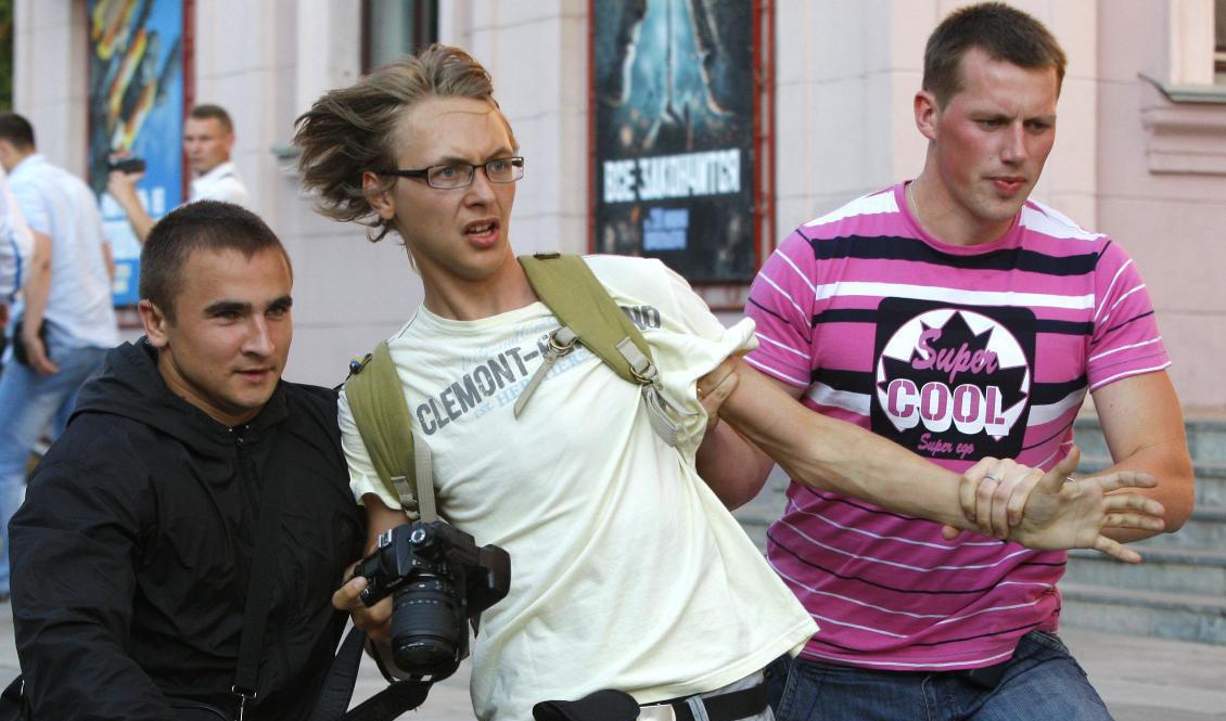 Belarus myndigheter slår ner allt hårdare på landets medier. På bilden griper en civilklädd polis en pressfotograf i Minsk den 20 juli. Foto: Sergej Grits/AP/TT