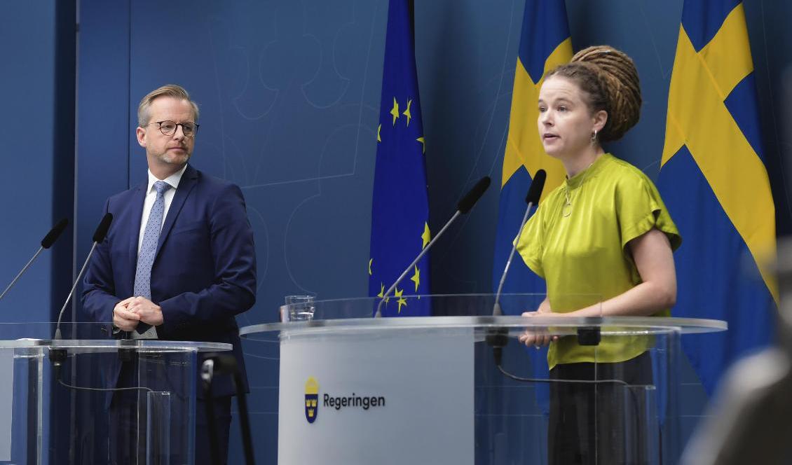 Inrikesminister Mikael Damberg (S) och kulturminister Amanda Lind (MP) meddelar att undantag från 50-regeln kan bli aktuellt för arrangemang med sittande publik, från den 15 oktober om inte smittläget förvärras. Foto: Amir Nabizadeh/TT
