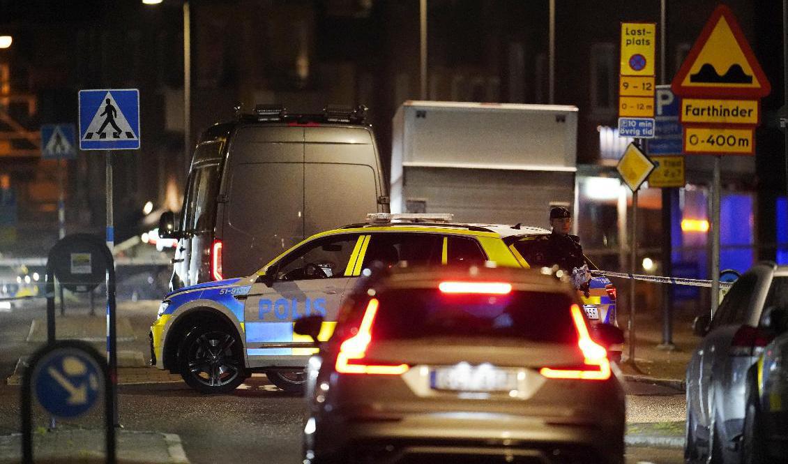 En lätt lastbil exploderade på Danska vägen i närheten av Redbergsplatsen i Göteborg. Polisen misstänker brott. Foto: Björn Larsson Rosvall/TT